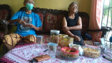 Aksi Sosial KSU PENABUR Cirebon kepada salah satu anggota (Bpk. Soebandono)